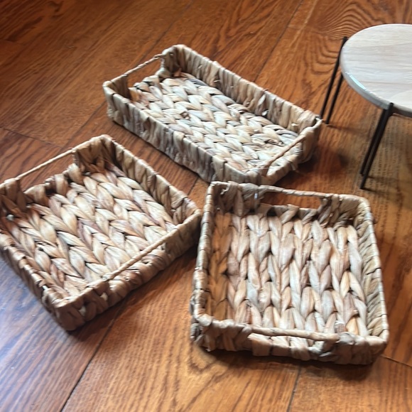 NEW BUNDLE OF STORAGE ITEMSz. 3 woven trays and 2 sets of decor stands - Picture 4 of 6